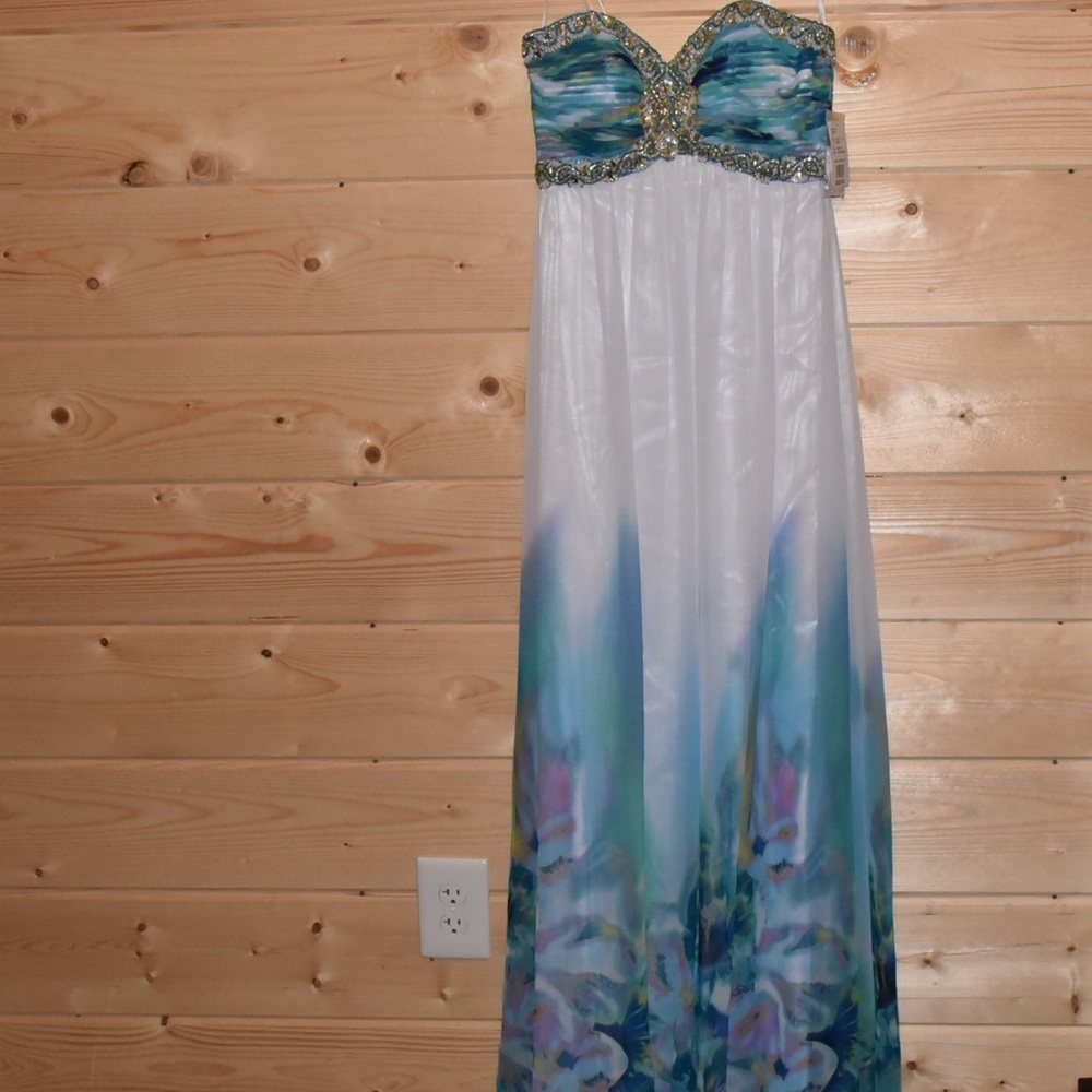Formal Dress - Picture 2 of 8